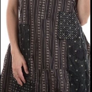 Magnolia Pearl chore “clemence”apron in Madre cotton. Distressing, antique snaps